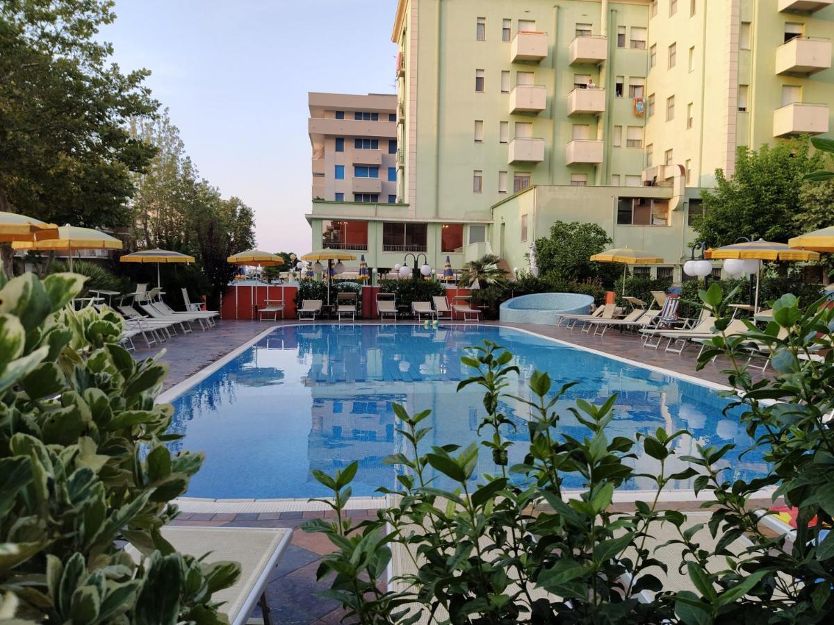 Hotel Prestigio เชเซนาติโก ภายนอก รูปภาพ