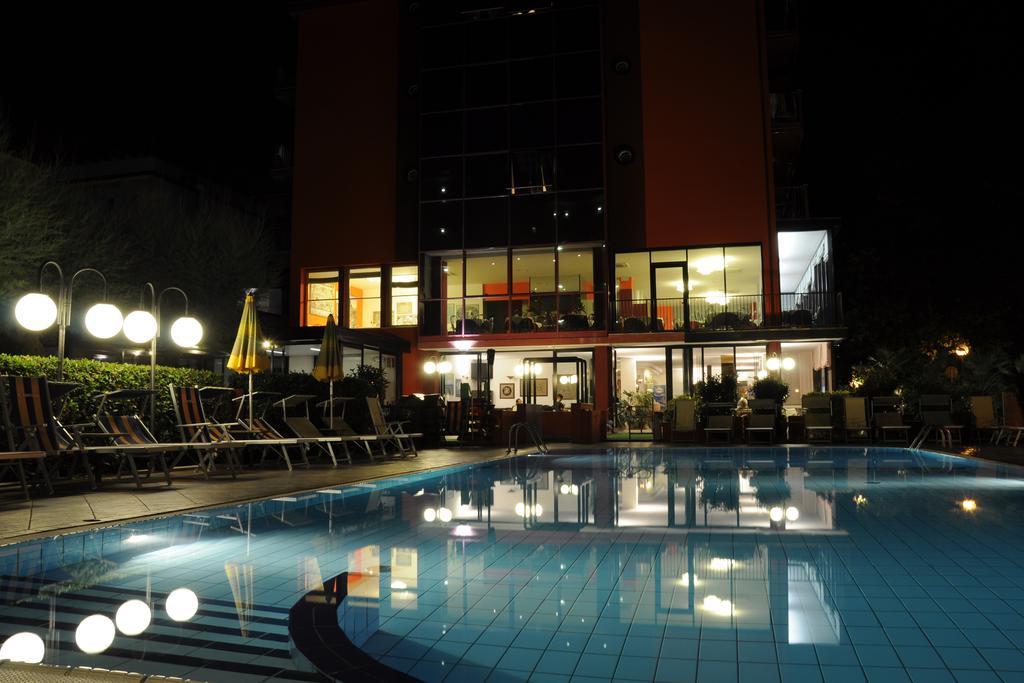 Hotel Prestigio เชเซนาติโก ภายนอก รูปภาพ